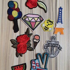 Lot 10 fun badges to iron or to sew -NEW-